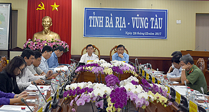 Các đồng chí: Nguyễn Hồng Lĩnh, Ủy viên Trung ương Đảng, Bí thư Tỉnh ủy, Chủ tịch HĐND tỉnh; Nguyễn Văn Trình, Chủ tịch UBND tỉnh, chủ trì hội nghị tại đầu cầu tỉnh BR-VT.