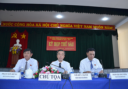 Từ trái qua, các đồng chí: Phạm Sơn Hùng, Phó Chủ tịch Thường trực HĐND huyện; Võ Hữu Hạnh, Phó Bí thư Thường trực Huyện ủy, Chủ tịch HĐND huyện; Trần Quang Vinh, Phó Chủ tịch HĐND huyện, chủ tọa Kỳ họp.