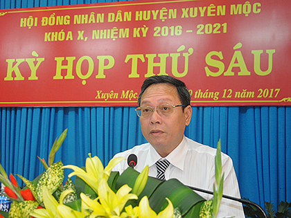 Đồng chí Huỳnh Bách Chiến, Bí thư Huyện ủy, Chủ tịch HĐND huyện phát biểu khai mạc kỳ họp.