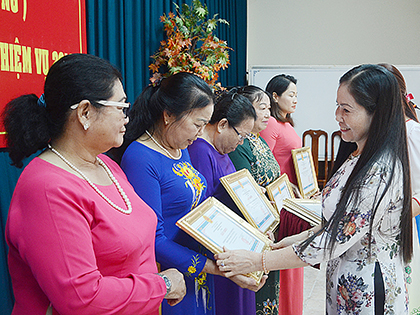 Đồng chí Nguyễn Thị Lâm, Chủ tịch Hội LHPN TP. Vũng Tàu tặng Giấy khen của UBND TP. Vũng Tàu cho các tập thể có thành tích xuất sắc trong phong trào hoạt động Hội năm 2017.