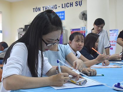 Người lao động tham gia tìm việc làm tại phiên giao dịch việc làm lần thứ I-2017. Ảnh: ĐÔNG TRÚC