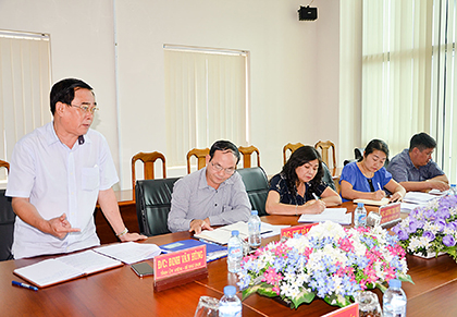 Đồng chí Đinh Văn Hùng, Bí thư Đảng ủy Khối Cơ quan tỉnh, báo cáo về kết quả thực hiện Nghị quyết Trung ương 4 (khóa XII) gắn với thực hiện Chỉ thị 05-CT/TW với Đoàn Giám sát của Ban Thường vụ Tỉnh ủy vào ngày 14-12. Ảnh: MINH NHÂN