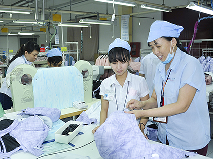 Hoạt động xuất khẩu năm 2017 của tỉnh tăng trưởng ấn tượng, vượt mốc 3,8 tỷ USD. Trong ảnh: Công nhân Công ty TNHH May Quốc tế Việt An (CCN Hắc Dịch 1, huyện Tân Thành) gia công áo jacket xuất khẩu.       Ảnh: GIA AN