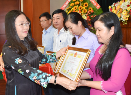 Đồng chí Nguyễn Thị Yến, Phó Bí thư Thường trực Tỉnh ủy, Trưởng Đoàn ĐBQH tỉnh, Trưởng BCĐ thực hiện QCDC ở cơ sở tỉnh, trao Bằng khen của UBND tỉnh cho các tập thể có thành tích xuất sắc trong triển khai thực hiện QCDC ở cơ sở năm 2017. Ảnh: PHÚC LƯU