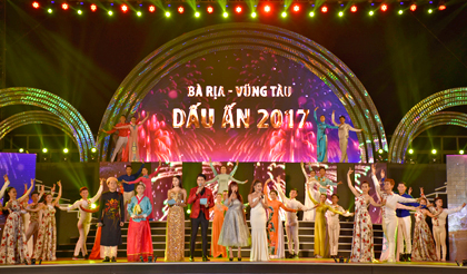 Ca khúc “Happy New Year” khép lại chương trình.