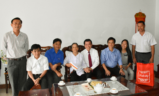 Đồng chí Nguyễn Hồng Lĩnh, Ủy viên Trung ương Đảng, Bí thư Tỉnh ủy, Chủ tịch HĐND tỉnh thăm và tặng quà bà Võ Thị Cấn (thương binh 2/4, phường Phước Nguyên, TP. Bà Rịa) nhân kỷ niệm 70 năm ngày Thương binh - Liệt sĩ 27-7. Ảnh: NGỌC NGUYỄN