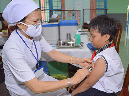 Tiêm ngừa sởi-rubella cho trẻ tại Trường THCS Trần Phú (TP.Vũng Tàu).