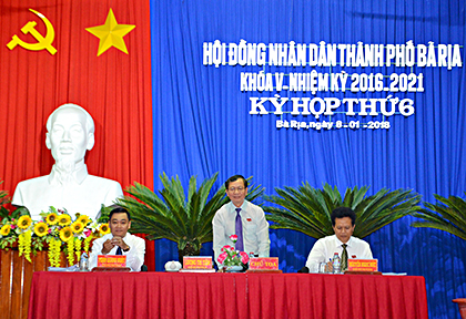 Đồng chí Lương Trí Tiên, Ủy viên Ban Thường vụ Tỉnh ủy, Bí thư Thành ủy, Chủ tịch HĐND TP.Bà Rịa điều hành thảo luận tại kỳ họp.