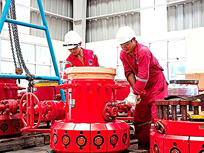 Người lao động của PV Drilling làm việc tại xưởng bảo trì thiết bị khoan. Ảnh: PHAN HÀ