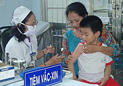 Tiêm vắc xin sởi cho trẻ tại Trạm Y tế phường 4, TP.Vũng Tàu. Ảnh: TL