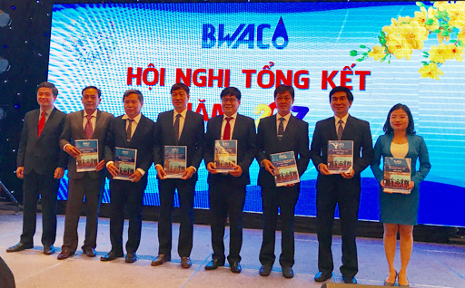 Ông Đinh Chí Đức, Tổng Giám đốc BWACO (trái) giao kế hoạch sản xuất kinh doanh năm 2018 cho các đơn vị.