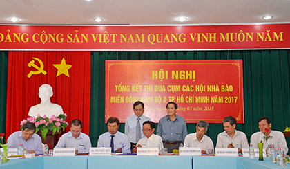 Các đại biểu ký kết giao ước thi đua năm 2018.