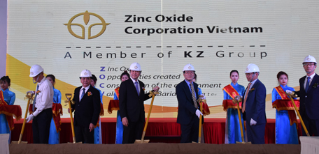 Lãnh đạo tỉnh và lãnh đạo Công ty ZOCV thực hiện nghi thức động thổ dự án.