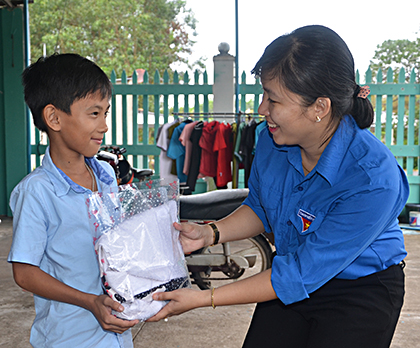 Đoàn viên, thanh niên tặng quà cho HS nghèo xã Bông Trang, huyện Xuyên Mộc.