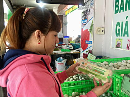 Người tiêu dùng kiểm tra các thông tin trên bao bì thực phẩm tại cửa hàng Phú Sỹ, TP.Vũng Tàu. Ảnh: CTV