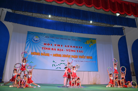Tiết mục chào mừng của đội aerobic Nhà thiếu nhi tỉnh.