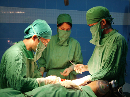 Bác sĩ Trung tâm Y tế Quân dân y Côn Đảo phẫu thuật cho bệnh nhân.