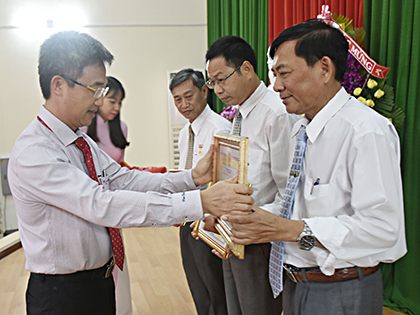 Đồng chí Đặng Minh Thông, Phó Chủ tịch UBND tỉnh trao Bằng khen cho các đơn vị có thành tích xuất sắc trong năm 2017.