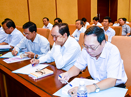 Cán bộ, đảng viên học tập, quán triệt Nghị quyết Trung ương 4, khóa XII tại hội nghị do Tỉnh ủy tổ chức.  Ảnh: PHÚC LƯU