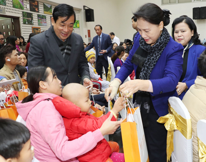 Chủ tịch Quốc hội Nguyễn Thị Kim Ngân tặng quà  cho các trẻ em bị ung thư máu. 