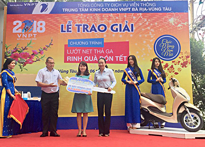 Ông Phạm Hoàng Phong, Phó Giám đốc VNPT BR-VT và bà Trần Thị Ngát, Giám đốc Trung tâm kinh doanh VNPT - VinaPhone BR-VT trao giải đặc biệt cho khách hàng Nguyễn Thị Hồng.