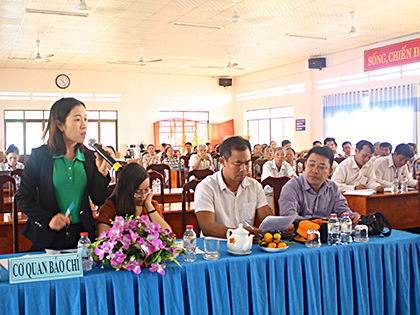 Nhà báo Thy Oanh (Đài PT-TH tỉnh) đặt câu hỏi về giải pháp để xây dựng thương hiệu cho thủy sản khô Phước Hải.