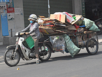 Xe chở hàng cồng kềnh lưu thông trên đường Bình Giã (TP. Vũng Tàu).