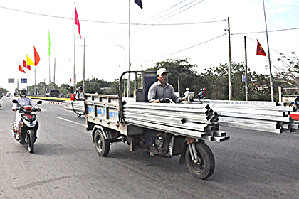 Những thanh sắt dài quá thùng xe được chở nghênh ngang trên Tỉnh lộ 44A (huyện Long Điền).