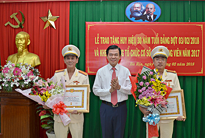 Đồng chí Nguyễn Hồng Lĩnh, Ủy viên Trung ương Đảng, Bí thư Tỉnh ủy, Chủ tịch HĐND tỉnh trao Huy hiệu 30 năm tuổi Đảng cho đồng chí Lê Tôi Sủng và đồng chí Nguyễn Văn Phước.