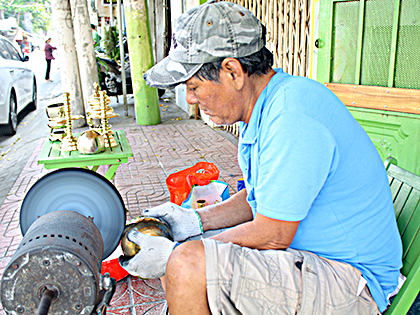 Ông Hoàng Công (50, đường Thống Nhất, TP.Vũng Tàu) đánh bóng lư đồng cho khách.