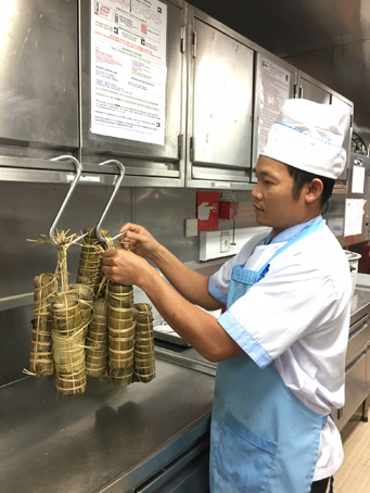 Bánh tét thành phẩm tự tay gói của CB-CNV giàn