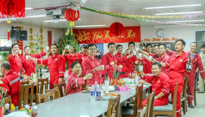 Liên hoan mừng giao thừa ở giàn khai thác dầu khí JPVC mỏ Rạng Đông.