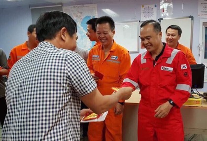 Lì xì và chúc mừng năm mới trong thời khắc giao thừa Mậu Tuất tại Giàn khai thác khí Rồng Đôi.
