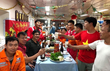 Cán bộ, kỹ sư, công nhân Giàn khai thác khí Rồng Đôi (KNOC) chúc mừng xuân mới Mậu Tuất 2018 trong thời khắc giao thừa.