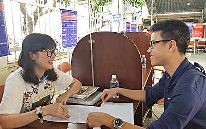 Đại diện DN phỏng vấn người lao động đến tìm việc tại phiên giao dịch việc làm được tổ chức ở TP.Vũng Tàu.