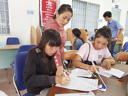 Người lao động ghi thông tin tìm việc làm tại phiên giao dịch việc làm được tổ chức ở TP.Bà Rịa năm 2017.