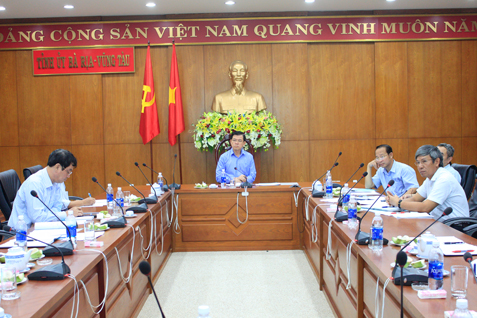 Đồng chí Nguyễn Hồng Lĩnh, Ủy viên Trung ương Đảng, Bí thư Tỉnh ủy, Chủ tịch HĐND tỉnh chủ trì cuộc họp.