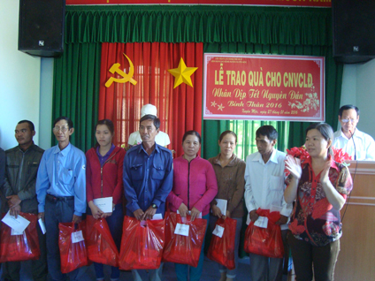 LĐLĐ huyện Xuyên Mộc trao quà Tết cho đoàn viên công đoàn có hoàn cảnh khó khăn.                