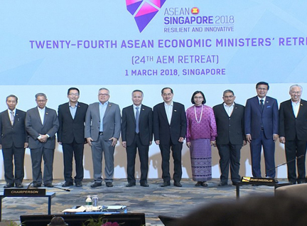 Các đại biểu kinh tế ASEAN chụp ảnh chung. 