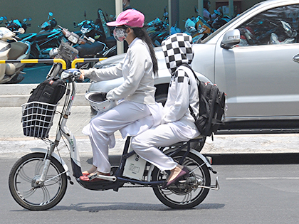 Học sinh một trường THPT trên địa bàn TP. Vũng Tàu đi xe đạp điện không đội MBH.