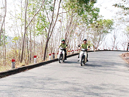Lực lượng kiểm lâm TP.Vũng Tàu tuần tra trên tuyến đường dân sinh (một trong những loại đường băng cản lửa hiệu quả) tại núi Lớn, phường 1, TP.Vũng Tàu.