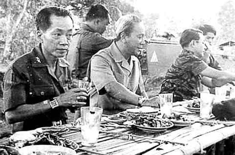 Thiếu tướng Phạm Văn Phú (trái) và Tổng thống Nguyễn Văn Thiệu tại Pleiku,  tháng 2-1975.