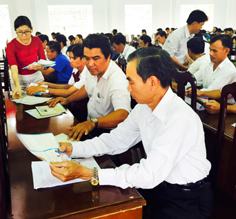 Người dân xã Xà Bang (huyện Châu Đức) được BHXH tỉnh tuyên truyền  về quyền lợi BHYT. Ảnh: HOÀNG HƯỜNG