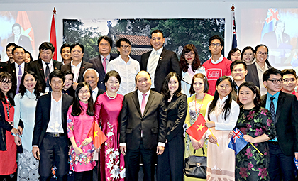 Thủ tướng và Phu nhân cùng các sinh viên Việt Nam đang học tập tại New Zealand. Ảnh: QUANG HIẾU