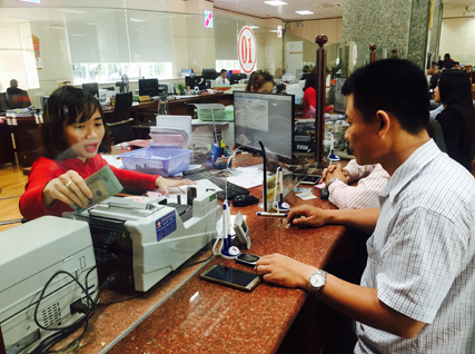 Khách hàng giao dịch tại Ngân hàng Agribank chí nhánh Vũng Tàu.