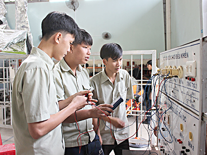 Để giải quyết thực trạng thiếu lao động ngành kỹ thuật, các trường nghề tại BR-VT cần tăng cường quy mô đào tạo đối với nhóm ngành kỹ thuật. Trong ảnh: Học viên lớp điện công nghiệp, Trường TC Kỹ Thuật Công Nghệ Phước Lộc trong giờ học.
