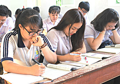 HS lớp 12A2 trường THPT Lê Hồng Phong (TP. Vũng Tàu) đang ôn tập chuẩn bị cho kỳ thi THPT Quốc gia. Ảnh: Khánh Chi