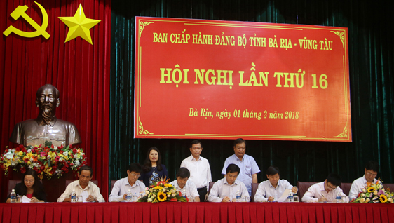 Các đồng chí: Nguyễn Hồng Lĩnh, Ủy viên Trung ương Đảng, Bí thư Tỉnh ủy, Chủ tịch HĐND tỉnh; Nguyễn Thị Yến, Phó Bí thư Thường trực Tỉnh ủy, Trưởng đoàn Đại biểu Quốc hội tỉnh; Nguyễn Văn Trình, Chủ tịch UBND tỉnh chứng kiến các đồng chí là lãnh đạo các cơ quan, đơn vị ký cam kết thực hiện quy định xử lý trách nhiệm người đứng đầu trong thực hiện chức trách, nhiệm vụ được giao. 
