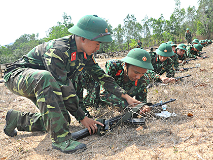 Cán bộ huấn luyện hướng dẫn tân binh các động tác trong nội dung bắn súng.