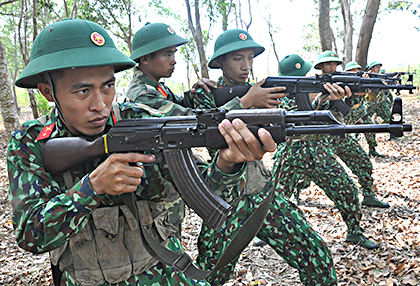 Các tân binh luyện tập động tác bắn gần.
